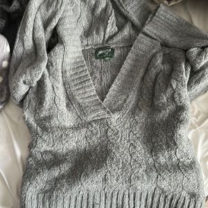 gray cropped v neck sweater; medium